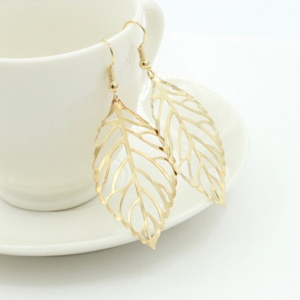 Goldtone Hollow Leaf Dangle Earrings ... brand new
